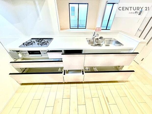 収納スペースが豊富で、調理スペースがスッキリと片付きひろ〜く活用できます！快適に作業ができます！毎日の料理が捗ります！