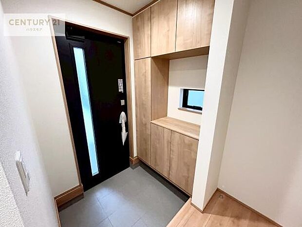 シューズボックス付きなので、玄関が片付きお掃除がしやすいです！スッキリした玄関で戸を開けた瞬間、清潔感のある心地いい空間が出迎えてくれます。