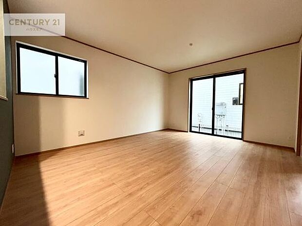 優しい陽だまりがリビングを包んでくれて居心地の良い空間を演出してくれます！自然と家族が集い会話が増える心地よい空間！