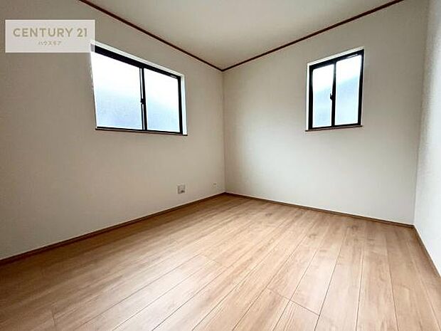 掃き出し窓がないお部屋は、お子様のお部屋としても安心です！収納スペースも充実しているので散らかったお部屋をサッと片付けられます！