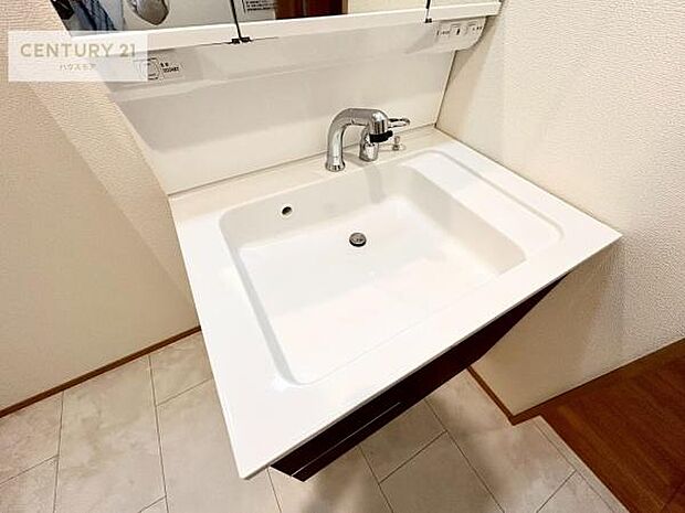 深い洗面台ボウルは、水が跳ねにくいのでお手入れが楽々！清潔感が保てます！キレイな洗面所で自分磨きのモチベーションが上がりますね！