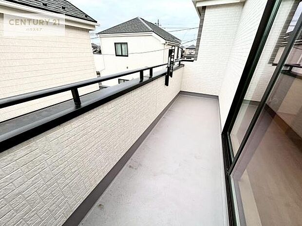 広々としたバルコニーで一日の始まりをスタート！お洗濯ものをたっぷり気持ちよく干せます！