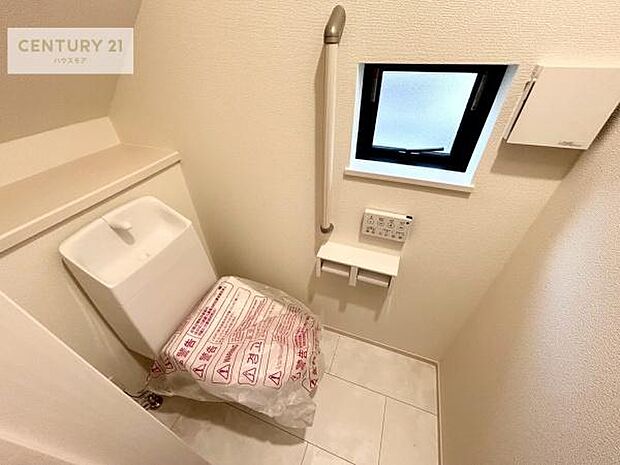 1・2階にトイレがございます！朝の忙しい時間帯も待たずにすみそうですね。白を基調とした清潔感のあるトイレでお手入れがしやすいです！