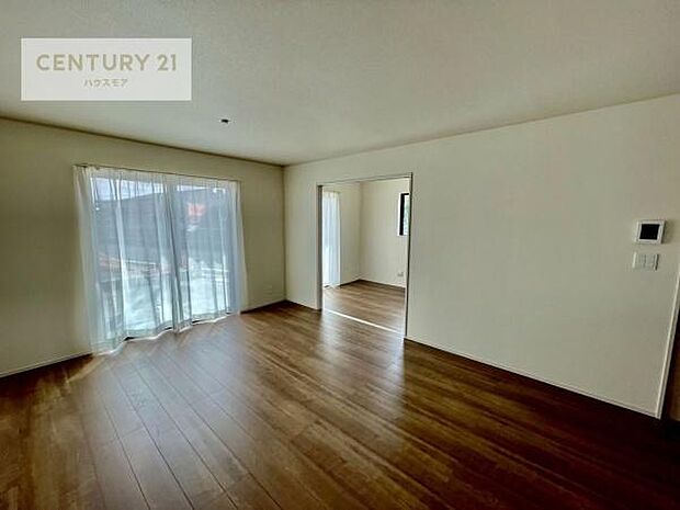 大きな窓からたっぷりの陽ざしが入る明るいリビング。開放感のあるリビングで家族団らんのくつろぎの時間を過ごせます。