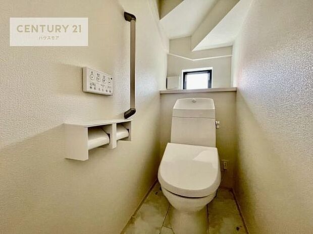 1・2階にトイレがございます!朝の忙しい時間帯も待たずにすみそうですね。白を基調とした清潔感のあるトイレでお手入れがしやすいです!