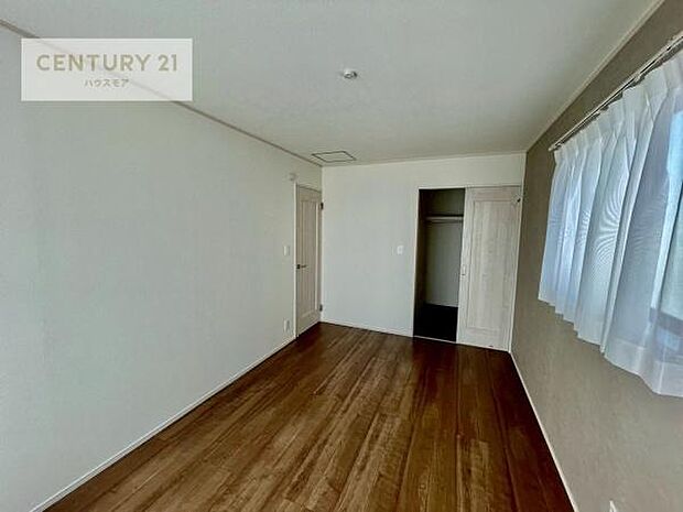 明るく風通しの良い居室です。「シンプル」にデザインされた室内。自由度が高いので家具やレイアウトでお好みの空間を創り上げられます。