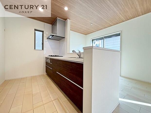 大人気の対面式システムキッチンを採用しています！ご家族のコミュニケーションが自然と増える設計です。お子様にも目が届くので嬉しいですね。収納力もあります！（同仕様）