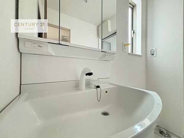 洗面台のボウルが深く床に水が跳ねにくいです！それにお掃除がしやすい使い勝手の良い白を基調とした清潔感のある洗面台で気持ちよくお使いいただけます！（同仕様）