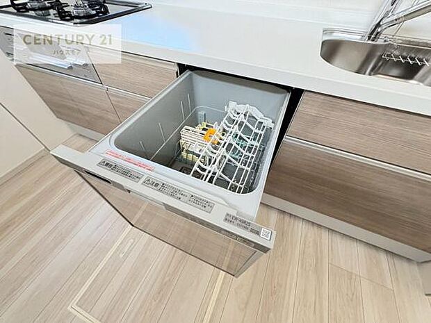 食洗機付き!忙しい時や冬場は手荒れ防止として大活躍します!ビルトイン仕様なので、場所も取らず調理スペースも広く使えて手際よく作業が出来ます!