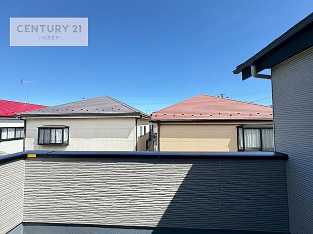 晴れた日には青い空を見渡せる開放的な時間を楽しめます。気持ちの良い風が通り抜ける街並みです!