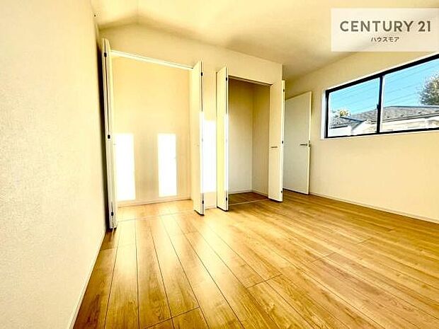 収納スペースがついています！居室をスッキリ整頓する事ができますね。家具を選ばないシンプルなデザインの為、家具を選ばずお気に入りの空間作りができそうですね。