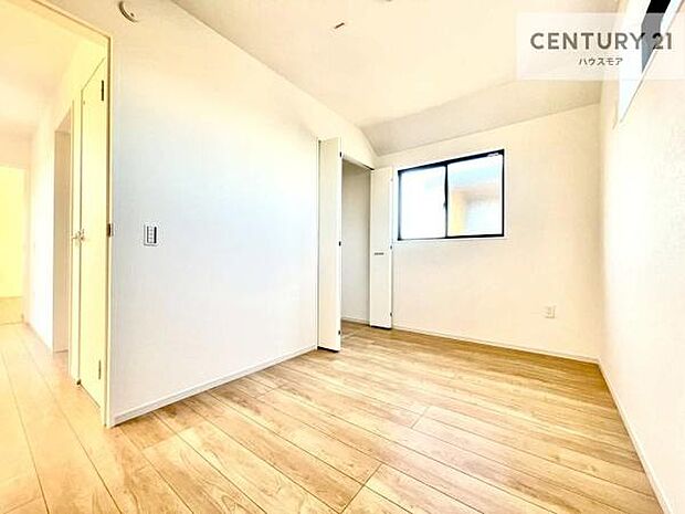 掃き出し窓がないお部屋は、お子様のお部屋としても安心です！収納スペースも充実しているので散らかったお部屋をサッと片付けられます！