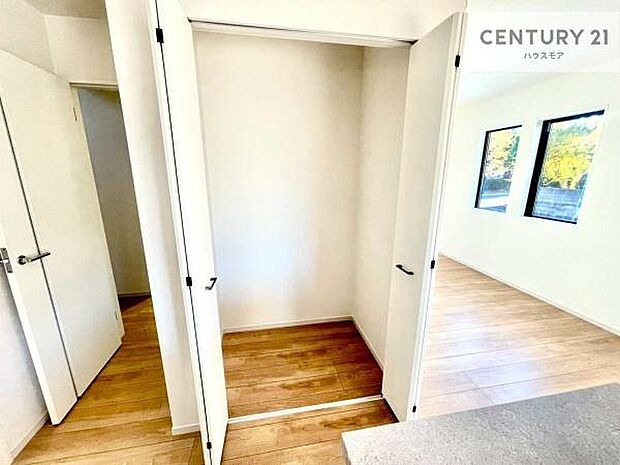 たっぷりの収納スペースで、暮らしがすっきり整う住まい。家族の荷物もきれいに片付き、毎日を快適に過ごせます。