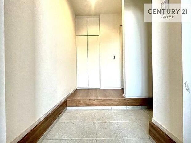 疲れて帰ってきても、ただいま！を言いたくなる、優しく迎え入れてくれる空間になっています。明るく温もり溢れる玄関です！