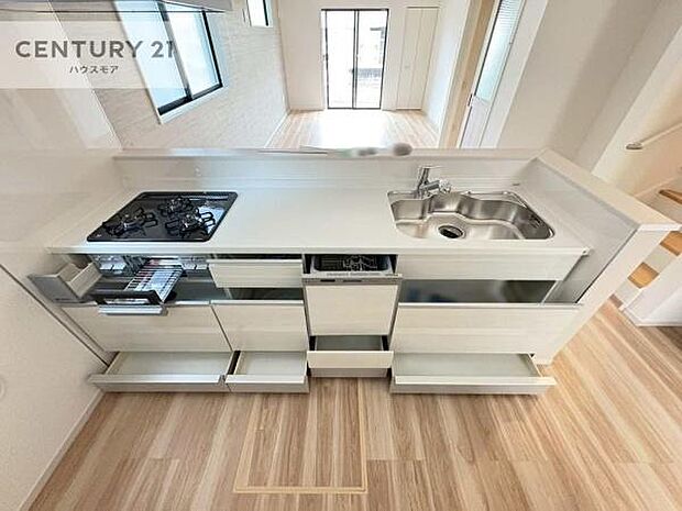 収納スペースが豊富で、調理スペースがスッキリと片付きひろ〜く活用できます！快適に作業ができます！毎日の料理が捗ります！