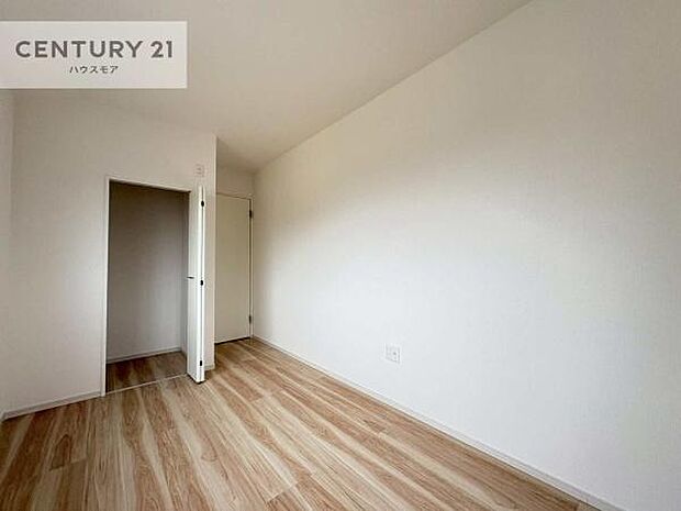 掃き出し窓がないお部屋は、お子様のお部屋としても安心です！収納スペースも充実しているので散らかったお部屋をサッと片付けられます！