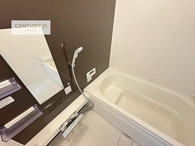 落ち着きある大人の雰囲気のバスルームは、味が出ていてバスタイムが充実！お仕事頑張っているご褒美にお好みの匂いの入浴剤を入れて、楽しんでみてはいかがでしょうか？