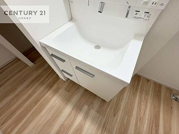 深い洗面台ボウルは、水が跳ねにくいのでお手入れが楽々！清潔感が保てます！キレイな洗面所で自分磨きのモチベーションが上がりますね！