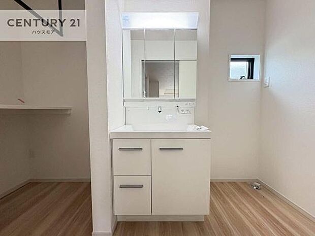 小窓付きの明るい洗面室です！湿気もすぐに入れ替えができて清潔に保つことができます！自然光が差し込むのでお化粧の仕上がりも良くなりますね！