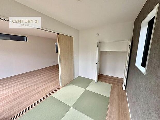 和室ではお子様が転んでも怪我をする心配はほとんどありません。家事の合間にママやパパが寝ころんで使える休憩スペースとしても利用可！