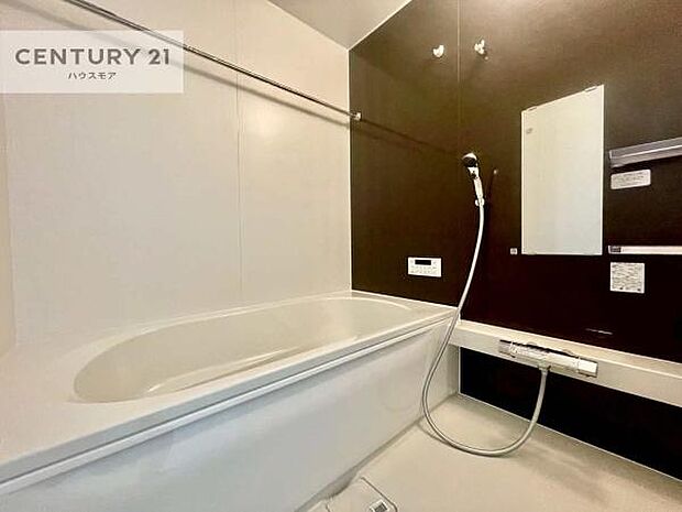 落ち着きある大人の雰囲気のバスルームは、味が出ていてバスタイムが充実！お仕事頑張っているご褒美にお好みの匂いの入浴剤を入れて、楽しんでみてはいかがでしょうか？