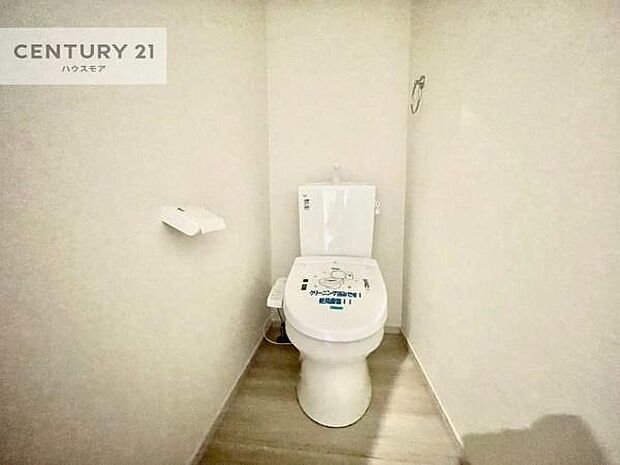 1・2階にトイレがございます！朝の忙しい時間帯も待たずにすみそうですね。白を基調とした清潔感のあるトイレでお手入れがしやすいです！