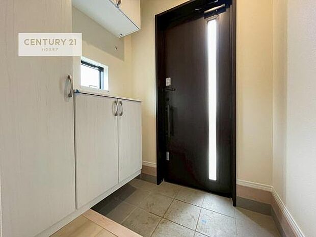 シューズボックス付きなので、玄関が片付きお掃除がしやすいです！スッキリした玄関で戸を開けた瞬間、清潔感のある心地いい空間が出迎えてくれます。