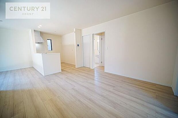 心地良いリビングは家族が自然と集まります。家族団欒の時間が増えそうです。ご家族と、より一層充実した時間を過ごせそうですね。明るく開放的な空間です。