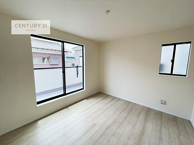 バルコニーに面している洋室です。明るく温もりがあり、換気もしっかりできます！朝起きて、外に出て背伸びをしつつ深呼吸をし良い朝を迎え入れることが出来そうですね！