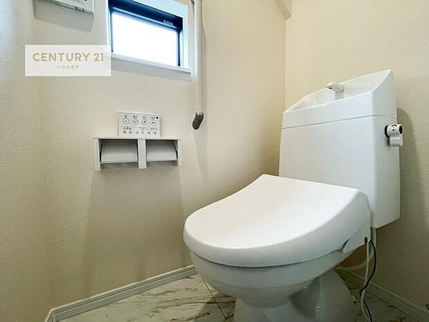 1・2階にトイレがございます！朝の忙しい時間帯も待たずにすみそうですね。白を基調とした清潔感のあるトイレでお手入れがしやすいです！