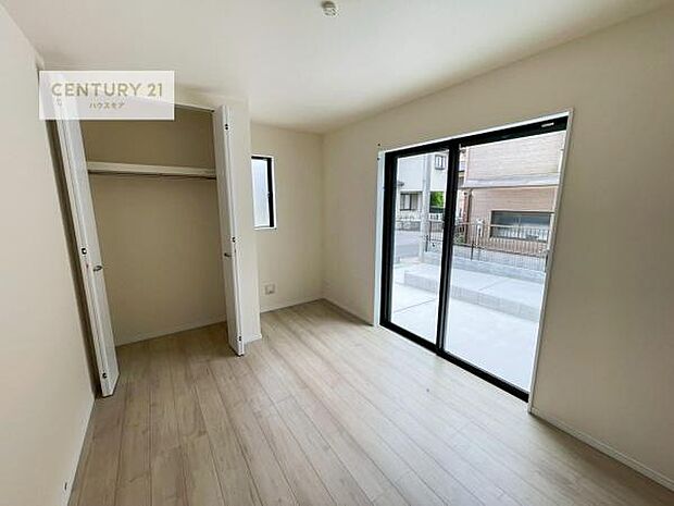 収納スペースがついています！居室をスッキリ整頓する事ができますね。家具を選ばないシンプルなデザインの為、家具を選ばずお気に入りの空間作りができそうですね。