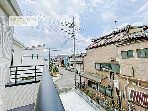 晴れた日には青い空を見渡せる開放的な時間を楽しめます。気持ちの良い風が通り抜ける街並みです！