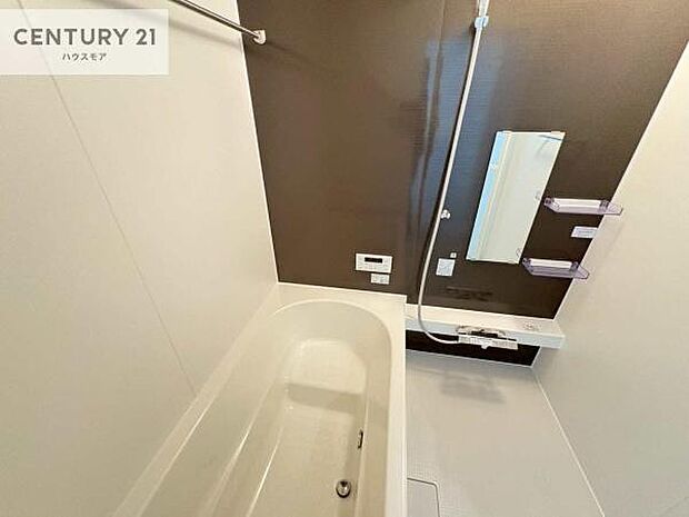 落ち着きある大人の雰囲気のバスルームは、シックなデザインでバスタイムが充実！お仕事頑張っているご褒美にお好みの匂いの入浴剤を入れて、楽しんでみてはいかがでしょうか？