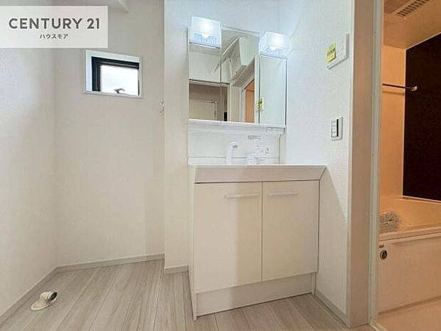 小窓付きの明るい洗面室です！湿気もすぐに入れ替えができて清潔に保つことができます！自然光が差し込むのでお化粧の仕上がりも良くなりますね！