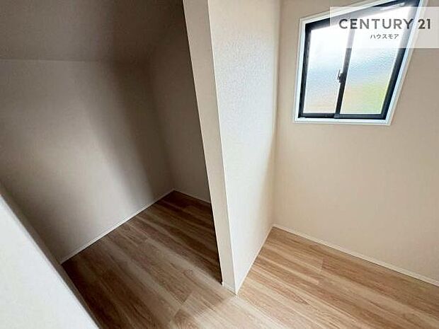 ウォークインクローゼット付きです。たくさんのお洋服などを収納しておけそうですね！他にも扇風機や加湿器など季節物の大きな家電も収納できます。