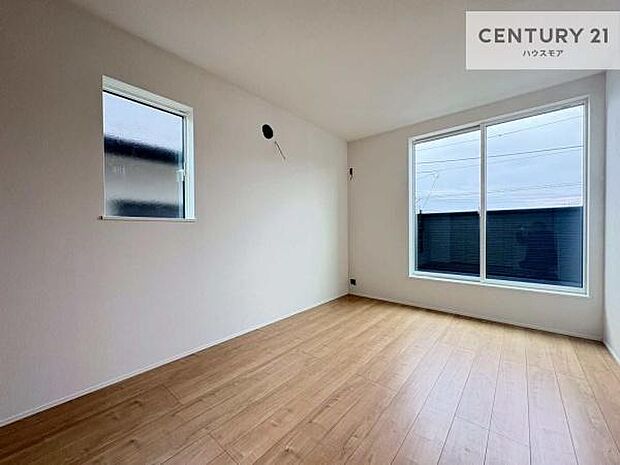 バルコニーに面している洋室です。明るく温もりがあり、換気もしっかりできます!朝起きて、外に出て背伸びをしつつ深呼吸をし良い朝を迎え入れることができます。