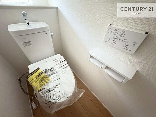 1・2階にトイレがございます!朝の忙しい時間帯も待たずにすみそうですね。白を基調とした清潔感のあるトイレでお手入れがしやすいです!