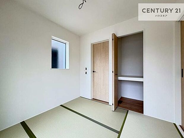 リビングと隣接した和室です!家事の休憩スペースやキッズスペースとして活用するのもよさそうですね!和室の使い方は無限大!収納スペースもたっぷりです!