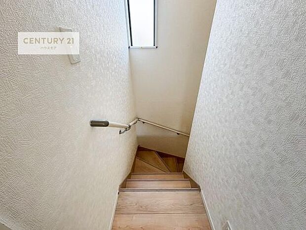 階段は明るく手摺りもついています。お子様やご年配の方も安心してご利用頂けますね!(同仕様)