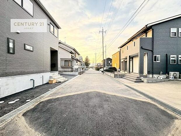 前面道路6.02m!陽当り良好な立地です。車庫入れが苦手な方も安心ですね。