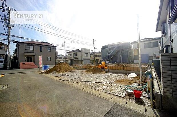 前面道路は4m!陽当り良好な立地です。車庫入れが苦手な方も安心ですね。