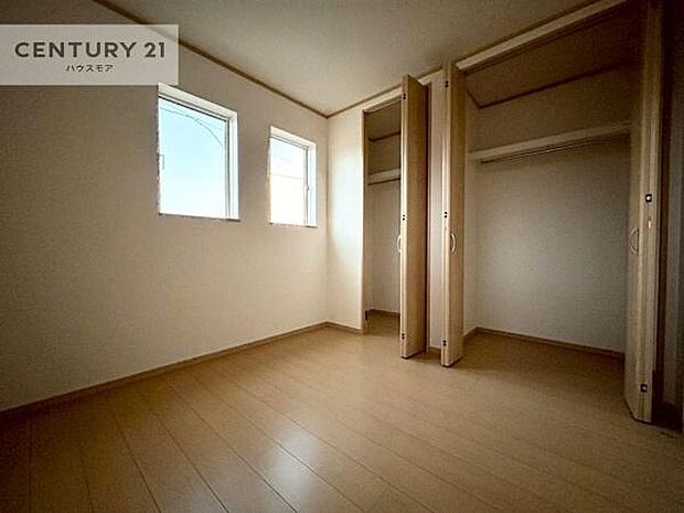掃き出し窓がないお部屋は、お子様のお部屋としても安心です!収納スペースも充実しているので散らかったお部屋をサッと片付けられます!