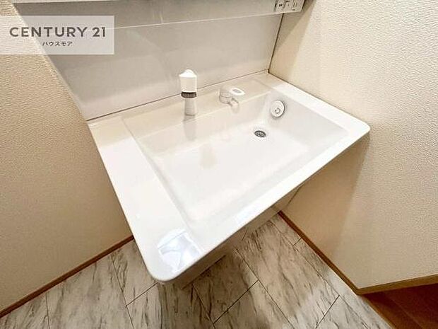 深い洗面台ボウルは、水が跳ねにくいのでお手入れが楽々!清潔感が保てます!キレイな洗面所で自分磨きのモチベーションが上がりますね!