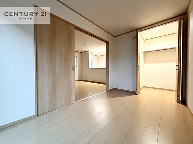 リビングと隣接した洋室です!家事の休憩スペースやキッズスペースとして活用するのもよさそうですね!収納も付いています!