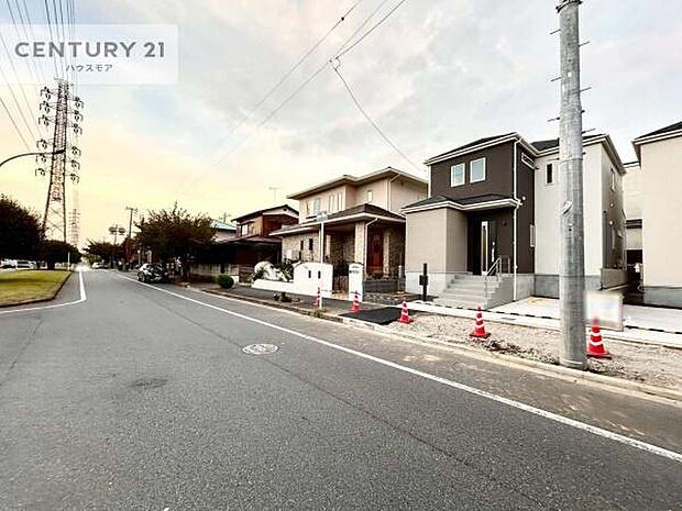前面道路は25m!陽当り良好な立地です。車庫入れが苦手な方も安心ですね。