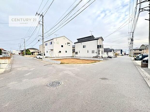 前面道路は6m!陽当り良好な立地です。車庫入れが苦手な方も安心ですね。