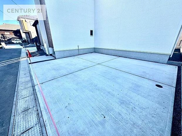 【現地販売会開催中】駐車スペースは2台分あります!セカンドカーはもちろん、バイクや自転車なども置き場所に困りません。