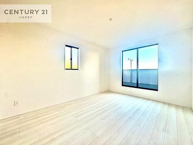 バルコニーに面した洋室。優しい光が差し込む洋室は、朝の目覚めも気持ちが良さそうですね。おうち時間もゆったりと過ごすことができます。【現地見学会開催中】