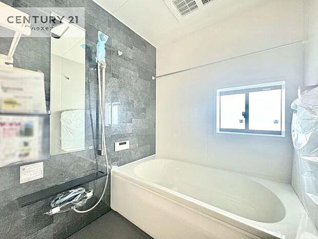 落ち着きある大人の雰囲気のバスルームは、味が出ていてバスタイムが充実！お仕事頑張っているご褒美にお好みの匂いの入浴剤を入れて、楽しんでみてはいかがでしょうか？【現地見学会開催中】