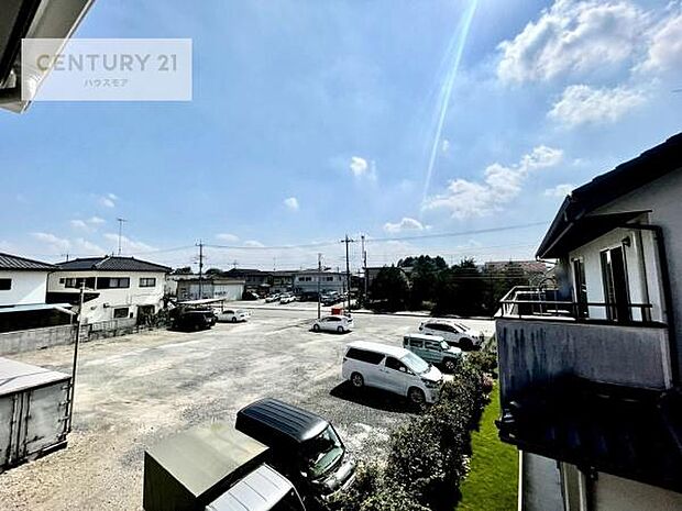 晴れた日には青い空を見渡せる開放的な時間を楽しめます。気持ちの良い風が通り抜ける街並みです！